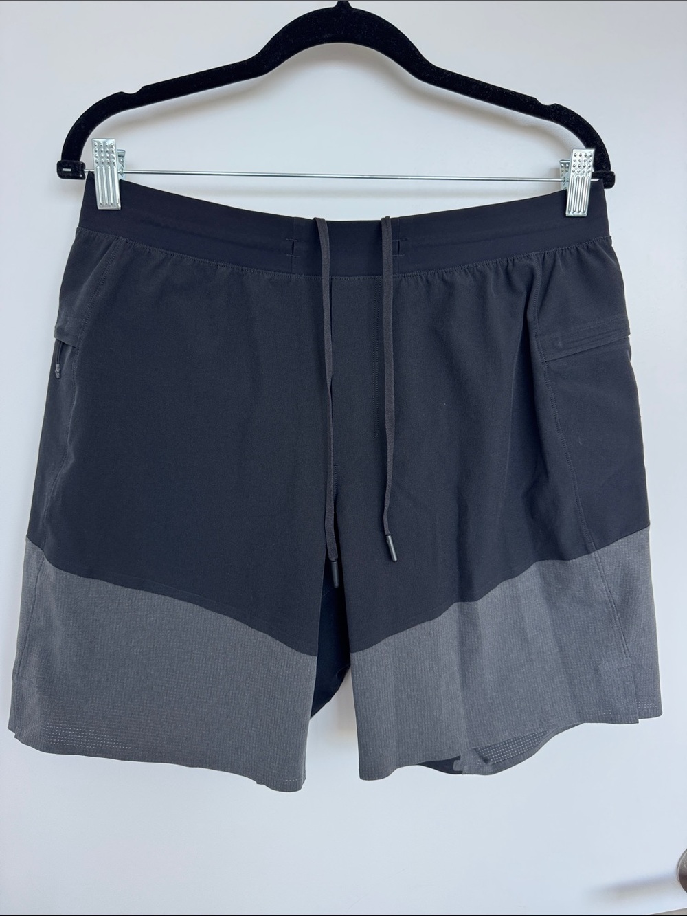Men's Lululemon Two-Tone Black & Gray Athletic Shorts 7inch with Mesh Liner